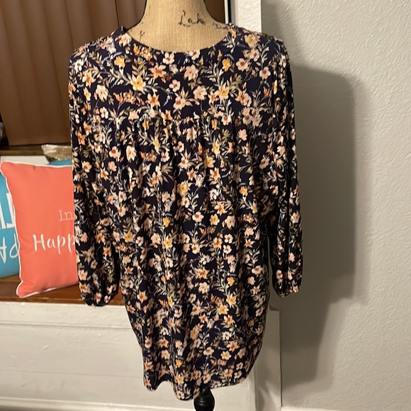 Vince Camuto V-neck 3/4 sleeve blouse with cuffed sleeves, SIZE 2X - Picture 4 of 8